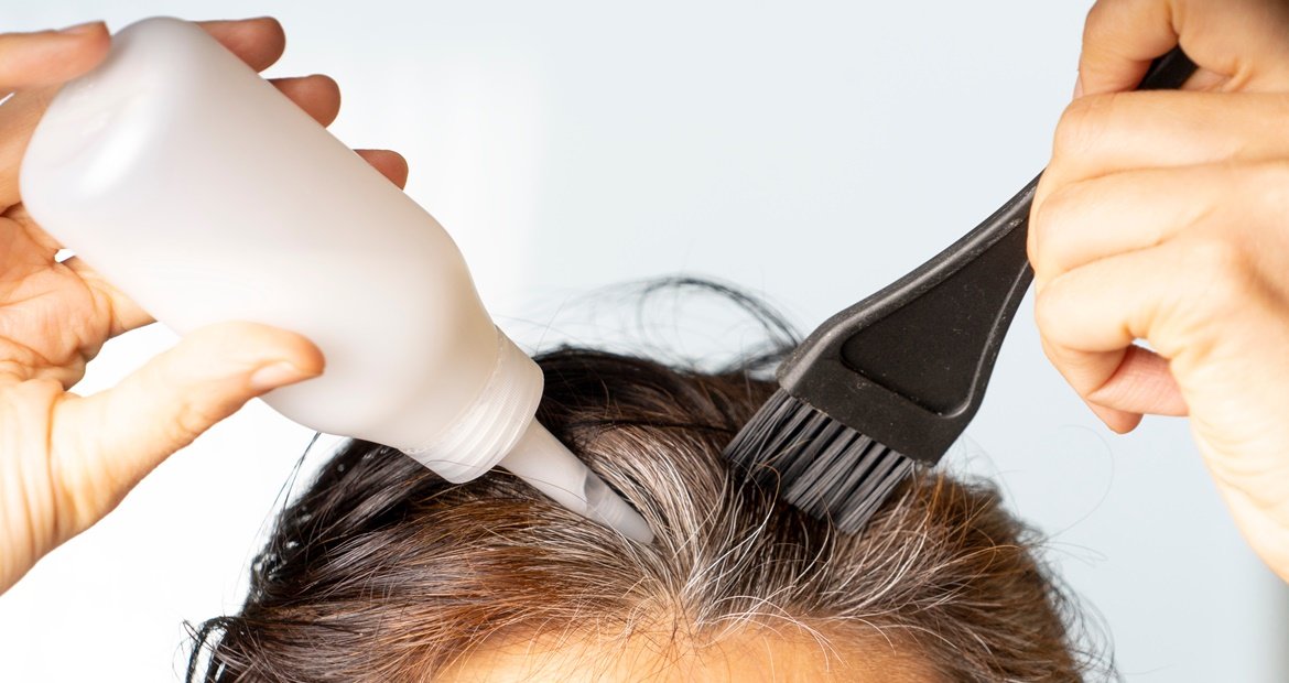 Aplicação de tinta de cabelo em cabelos brancos